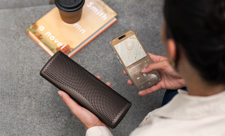 Новое поколение портативной Bluetooth-колонки KEF Muo разработано компанией KEF для тех, кто ценит высокое качество звука и практичность в повседневной жизни.